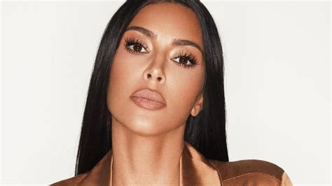 Kim Kardashian Presume Sus Prominentes Curvas En Mini Bañador Blanco