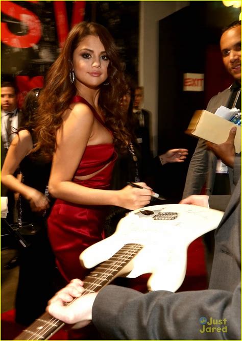 Selena Gomez Switches To Hot Red Dress At Grammys 2016 Photo 929727
