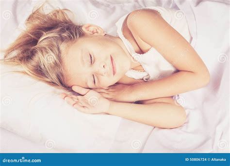 reizendes kleines mädchen das auf dem bett schläft stockfoto bild von liebe traum 50806724
