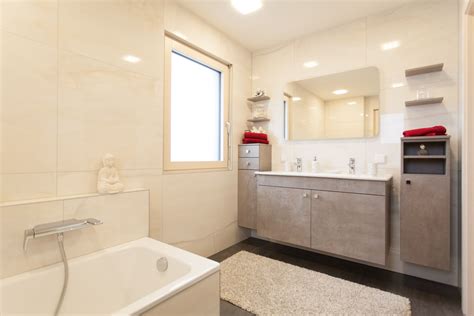 Badezimmer roomtour mit ideen und trends für ihr traum badezimmer 2021. großes Badezimmer im Hartl Haus Musterhaus Trend 157 W ...