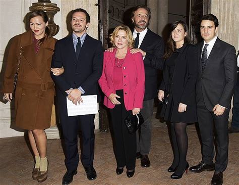 Verdone ha sposato nell'ormai lontano 1980 gianna scarpelli, dalla quale ha avuto due figli, giulia e attualmente carlo verdone è single, anche se a dire il vero non ha mai fatto troppo parlare le. Christian De Sica, con la moglie Silvia Verdone e i figli ...