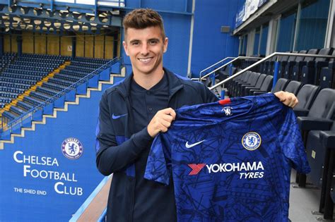 Short hair cuts with layering keep fullness in the base but allow more layering to give a flippy effect. what is the name of this hairstyle? Mason Mount (Chelsea ...