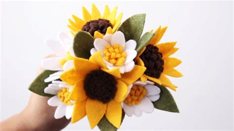 Bekijk meer ideeën over madeliefjes bloemen, lavendel cultive vegetais em casa: Keçe Çiçek Buketi Nasıl Yapılır? - Örgü Modelleri ...