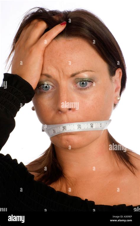 Nahaufnahme Der Jungen Frau Mund Mit Klebeband Geknebelt Stockfoto Bild 10627965 Alamy