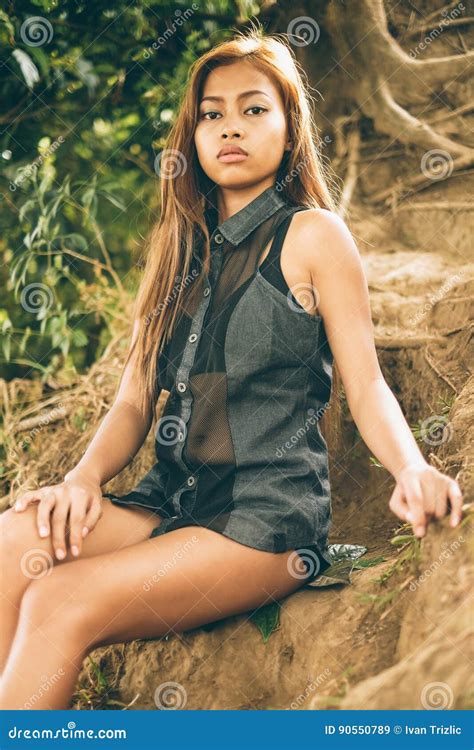 Jonge Sexy Mooie Aziatische Meisjeszitting Op De Heuvelgrond Stock