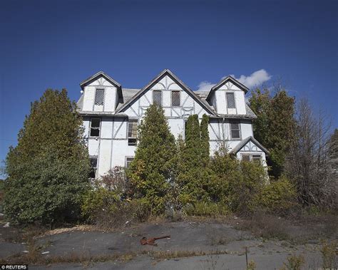 Photos Of The Catskills Abandoned Buildings Capture Ghostly Beauty And