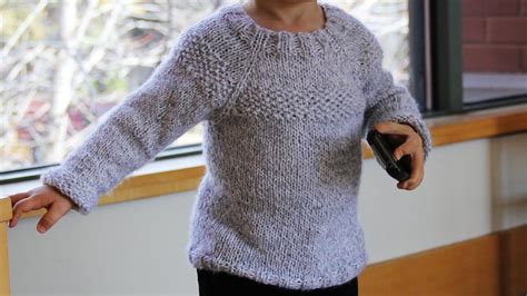 But sometimes it can become a nightmare if your gauge meanwhile all those troubles are easy avoidable if you know the basics of the seamless sweater knitting pattern. How to knit raglan sweater for a child - video tutorial ...