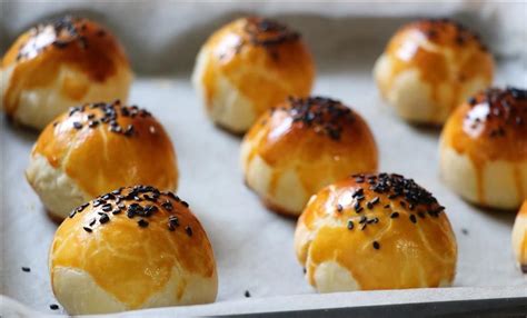 Tamago egg is classic japanese folded omelet sometimes called tamagoyaki. Chinese Dessert --Egg Yolk Short Cake 咬一口就醉到心里的蛋黄酥 in 2020 ...