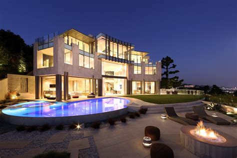 This 8,497 square foot house sits on a 0.83 acre lot and features 5 bedrooms and 7.5 bathrooms. Hoch über den Dächern von Los Angeles befindet sich die ...