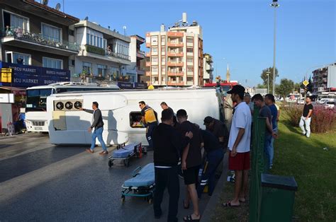 Antalya da Servis Midibüsü ile Otomobilin Çarpıştı Antalya Cityzone