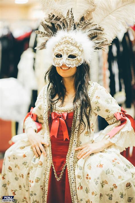 Il bello di venezia è che, per quanto insolita e bizzarra sia l'idea che si ha in mente, ci sarà sempre qualcuno pronto a realizzarla. Le Maschere Veneziane del '700 famose in tutto il mondo ...