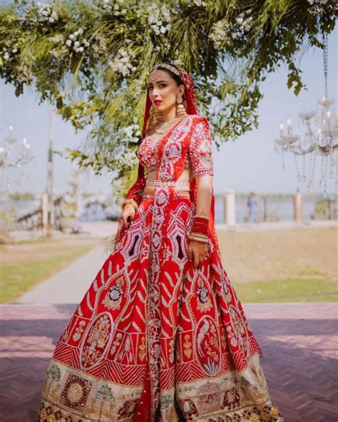 Apologetic Ushna Shah Addresses Her Wedding Dress Drama