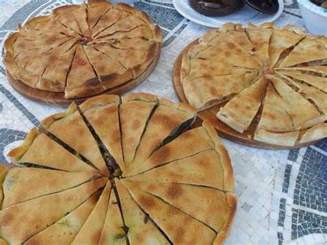 Inforna la tiella di gaeta a 180°c per almeno 30 minuti, fino a che la pasta non diventa ben dorata. La tiella di Gaeta. La ricetta | CucinoFacile.it