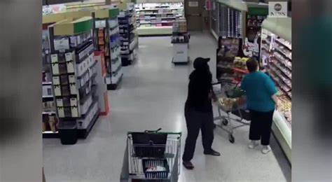 Video Woman Steals Wallet At Grocery Store