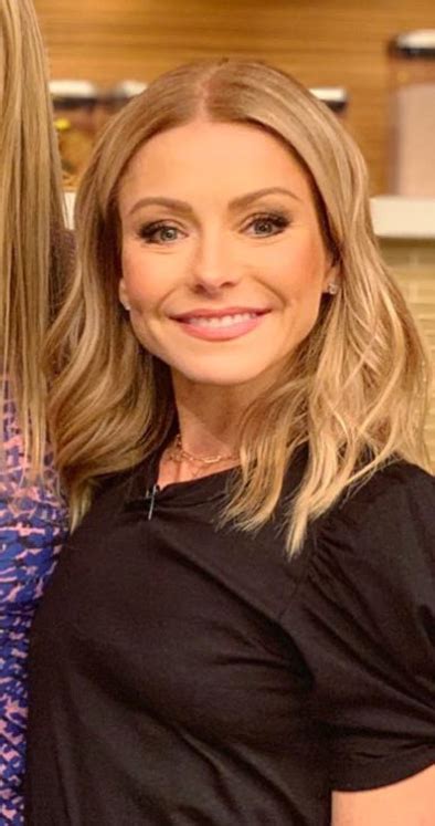 Kelly ripa is missing her stylist as she has been giving fans a weekly update on the status of her grey roots. Who made Kelly Ripa's black short sleeve top, jeans, and ...