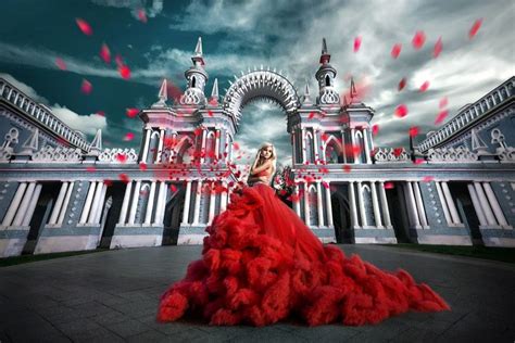 Обои на рабочий стол Девушка в красном платье стоит на фоне башенных сооружений обои для
