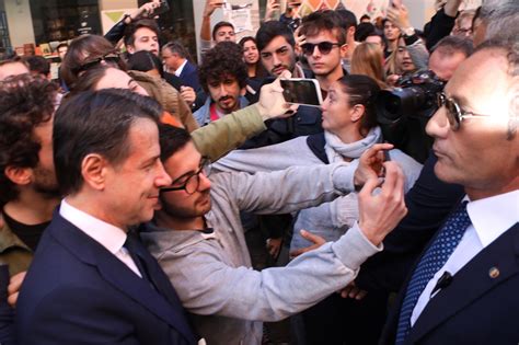 Il Premier Conte A Firenze Bagno Di Folla E Selfie Con Gli Studenti