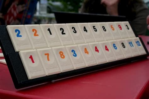 Pon sobre la mesa escaleras, ternas o cuaternas en grupos de un mínimo de 3 naipes, descartando cada una de las 11 juego rummy suerte estrategia y diversión 106 fichas + dado. Rummikub (Rummy): ¿Cómo jugar al Rummikub? Instrucciones
