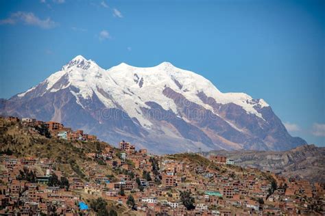 Vista Aérea De La Ciudad De La Paz Con La Montaña De Illimani En El