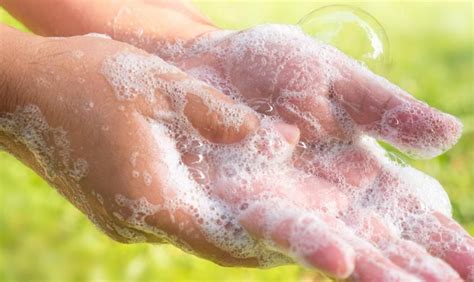 Sebaiknya tidak menggunakan air yang ada di dalam tampungan untuk mencuci tangan. Gambar Tangan Yang Sedang Mencuci Tangan - Gambar Keren 2020