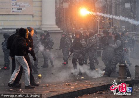 Football Fans Anti Riot Police Clash In Moscow Cn