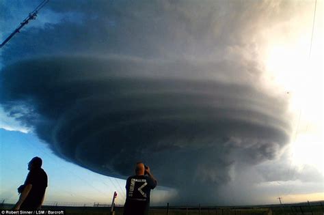 Incredible Time Lapse Footage Of Supercell Storm Forming Over Kansas