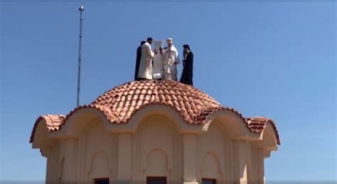 A devenit domnitor la o vârstă foarte fragedă, sub tutela mamei sale, despina brancović, în urma morții lui neagoe basarab. Show-ul făcut de Teodosie la Dervent: slujbă, cățărat pe ...