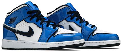 For those that weren't able to get the union jordan 1s back in 2018, or those that may miss out on the smoke grey jordan 1s on july 11th, jordan brand is giving you a third option with this latest air jordan 1 mid. Air Jordan 1 Mid SE GS 'Signal Blue' - Air Jordan - BQ6931 ...