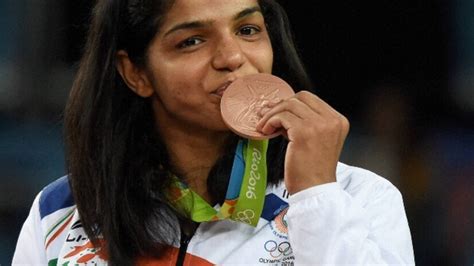 rio olympics delhi govt announces cash prize for sakshi and sindhu