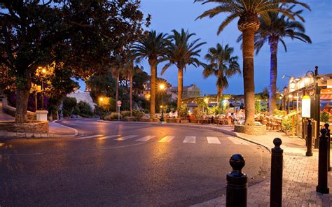 bormes les mimosas village fleuri sur la côte française francecomfort parcs de vacances