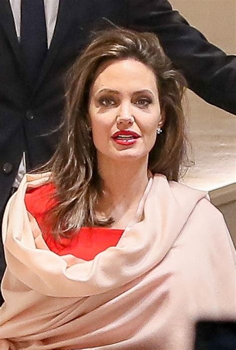انجلينا جولي بدور الشريرة في فيلم ماليفسنت. بالصور.. إنجلينا جولى محاطة بمعجبيها فى فرنسا | الموقع نيوز