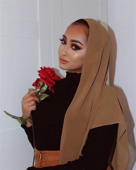 Luxyhijab Adlı Kullanıcının Hijabis With Flowers المحجبات و الورود Panosundaki Pin Bikinili