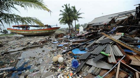 Indonesia Rescuers Scramble To Reach Isolated Tsunami Struck Towns
