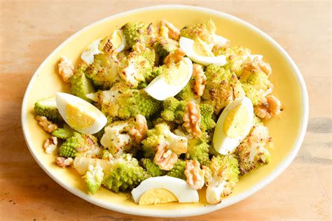 Salade de chou romanesco aux oeufs durs et aux noix Joli Bonheur