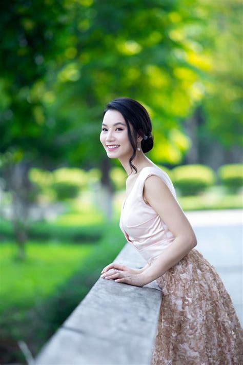 Lương xuân trường (sinh ngày 28 tháng 4 năm 1995 tại tuyên quang), biệt danh trường híp, là một cầu thủ bóng đá người việt nam đang thi đấu cho hoàng anh gia lai và đội tuyển việt nam ở vị trí tiền vệ. Diễn viên 'Hoa cỏ may' Lương Giang xinh đẹp, trẻ trung làm MC