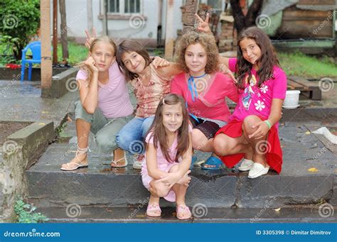 Groupe heureux de filles photo stock Image du reposé 3305398