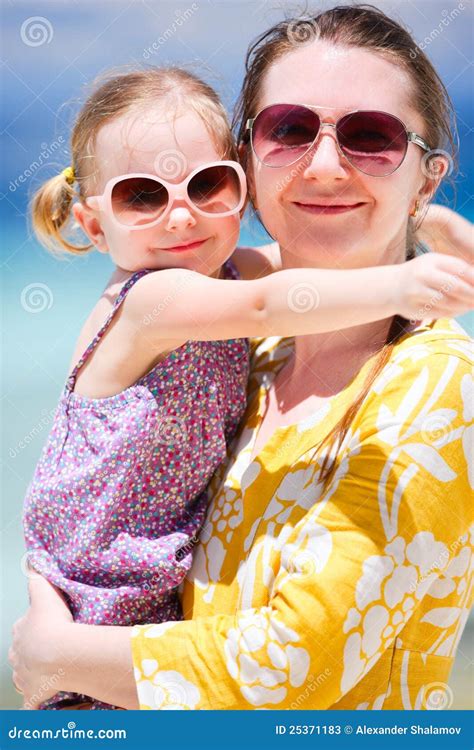 Madre E Hija El Vacaciones Imagen De Archivo Imagen De Hija 25371183