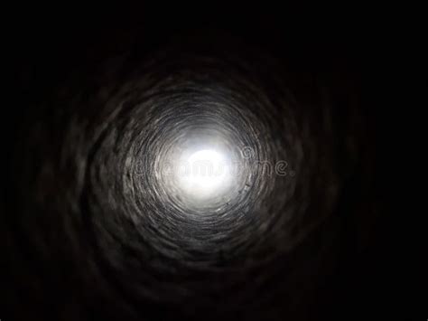 Tunnel Noir Avec Lumière Au Bout Fond Sombre Vers La Lumière Résumé De