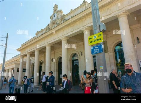 Montpellier France Sncf Train Station Gare Saint Roch People