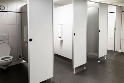 21 latek złapany w publicznej toalecie w Gnieźnie Oto co robił WP