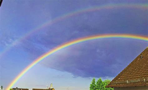 Manchmal erscheint über einem kräftigen hauptregenbogen noch ein schwächerer. Regenbogen Foto & Bild | regenbögen, wetter, regen Bilder ...