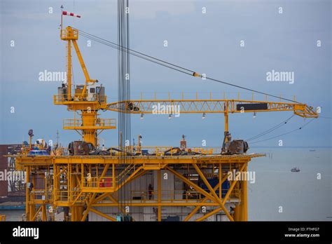Offshore Oil Rig Crane Hi Res Stock Photography And Images Alamy