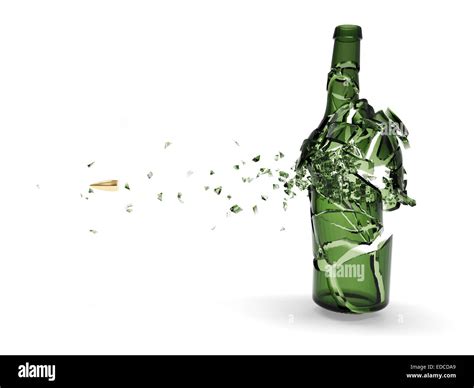 Vert Bouteille De Bière Brisée Par Bullet Isolé Sur Fond Blanc Photo