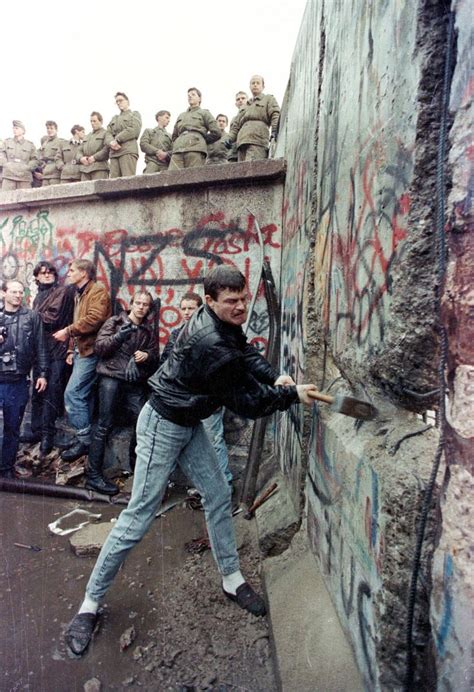 13 Iconic Photos Of The Berlin Wall Coming Down 27 Years Ago Fall Of