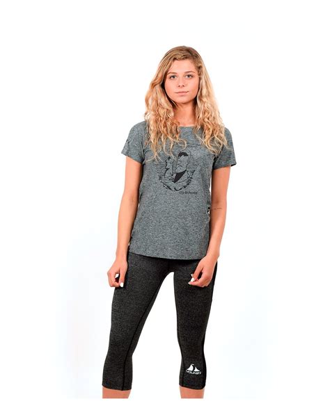 Rapa nui, the indigenous name of easter island, bears witness to a unique cultural phenomenon. Polera Rapa Nui (Logo Blanco)