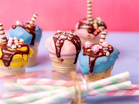 Kaffee & kuchen & eisbecher. Kleine Kuchen-Eisbecher: Muffins im Waffelbecher ...