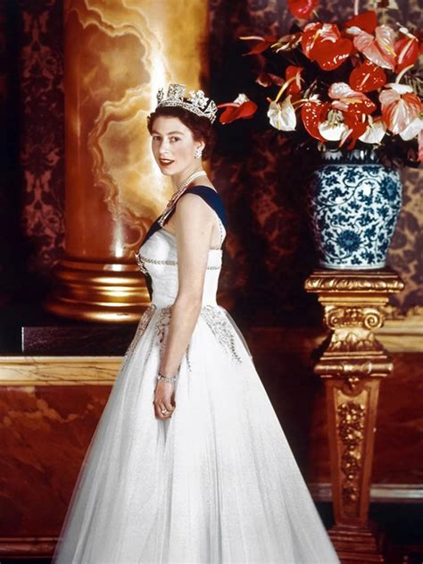 Potret Cantik Ratu Elizabeth Ii Semasa Muda Sosok Perenang Tangguh