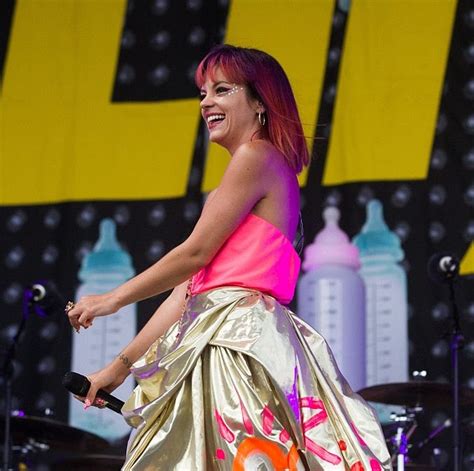 Katching My I Lily Allen Takes To The Stage At Glastonbury Wears Pink