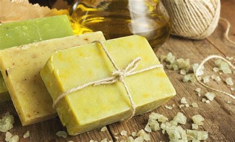 Les enfants vont sourire et rire en malaxant le slime et en entendant le bruit que ça fait ! 4 recettes de savons écologiques à faire soi-même ...