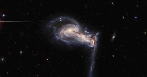 Nasa Hubble Space Telescope Snaps Squabbling Galactic Siblings Cnet
